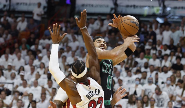 Celtics empapan al Heat para obtener un punto de partido