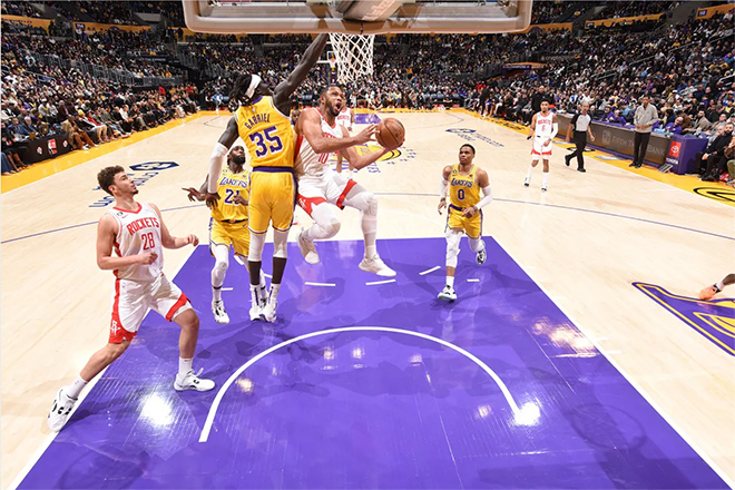La noche de la carrera de Shen Jing, los Lakers vencieron a los Rockets para frenar la racha negativa
